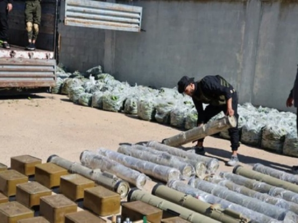 "بالصور- صواريخ موجّهة وذخائر".. الداخلية السورية تعلن إحباط عملية تهريب أسلحة إلى لبنان