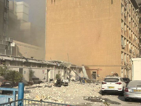 هذا ما استهدفته الصواريخ الايرانية بجوار مستشفى سوروكا