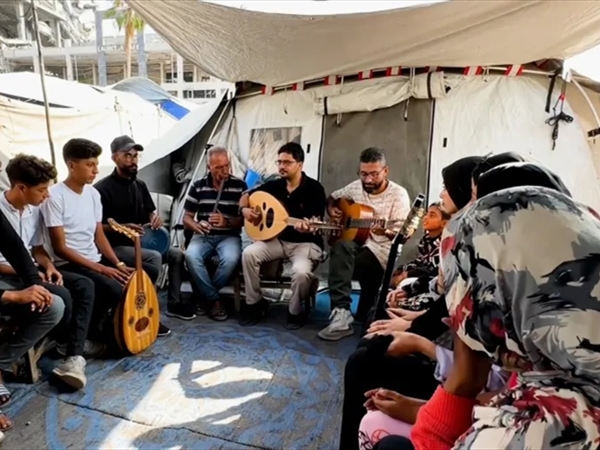 غزة.. عزف على أوتار المقاومة وسط دمار الحرب والحصار