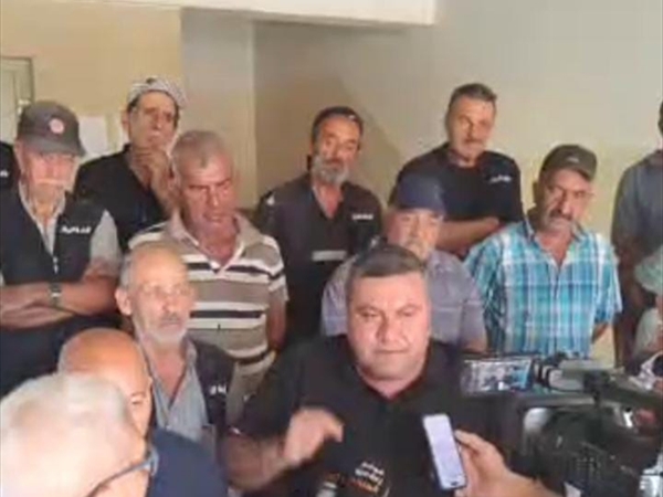 اعتصام لعمال بلدية الميناء امام القصر البلدي