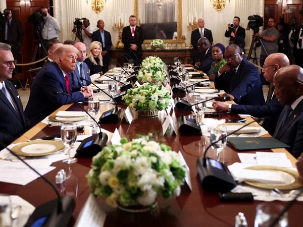 "أين تعلمتها؟".. ترامب يسأل رئيس ليبيريا عن "لغته الرسمية"