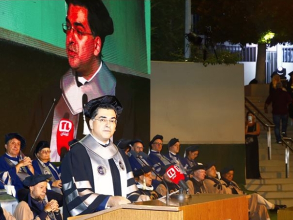 مرقص مكرَّماً في «اليسوعية»: شهادتكم فعل إيمان بوطن ربما اهتزّ لكنه لا يسقط