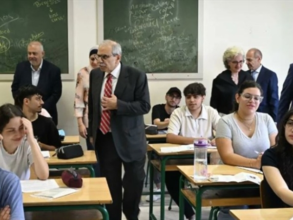 رغم التحديات.. قطار الامتحانات إنطلق.. سلام متفقداً المراكز: التلامذة أملنا بالمستقبل