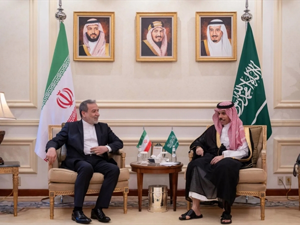 بن فرحان يستقبل عراقجي: المملكة تدعم الحوار لتسوية الخلافات