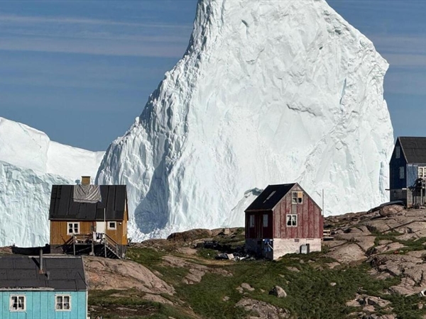 جبل جليدي عملاق يقترب بشكل خطير من المنازل