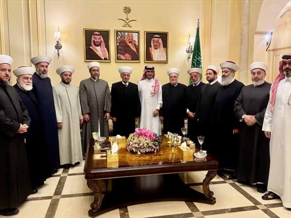 دريان ومفتون لبّوا دعوة بخاري إلى العشاء: تأكيد على الثوابت وتطبيق إتفاق الطائف