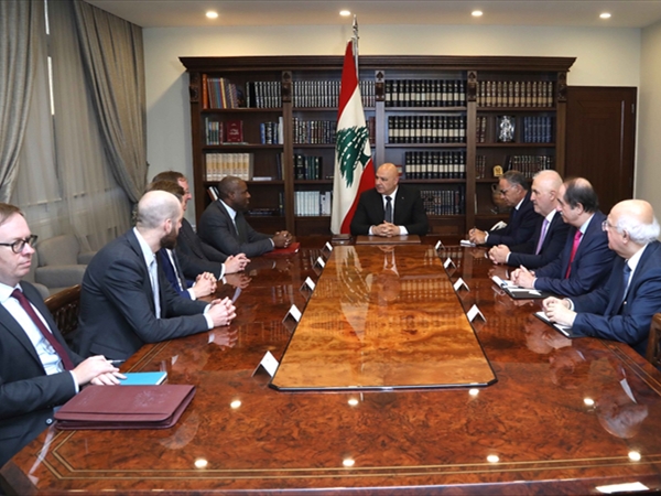 عون لوزير خارجية بريطانيا: للضغط على إسرائيل