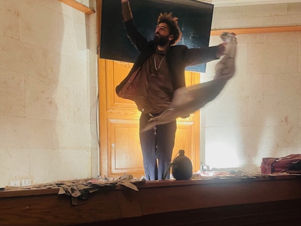 الممثل المسرحي قاسم اسطنبولي يبدع في تجسيد معاناة فلسطين بـ«قوم يايا»