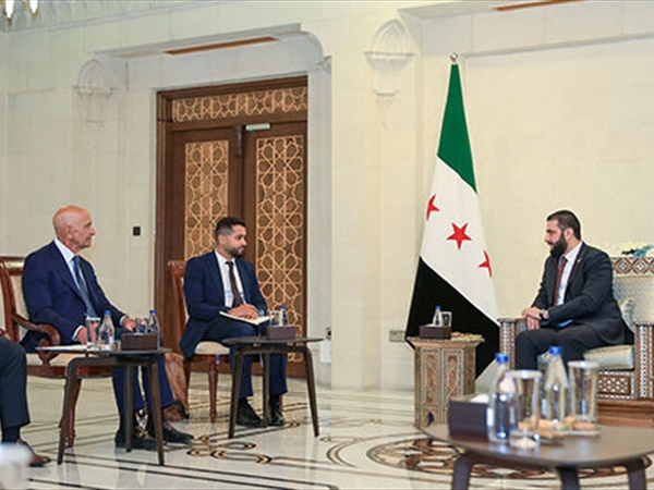 باراك يجمع الشرع وعبدي لـتطبيق الاتفاق بين «قسد» والحكومة