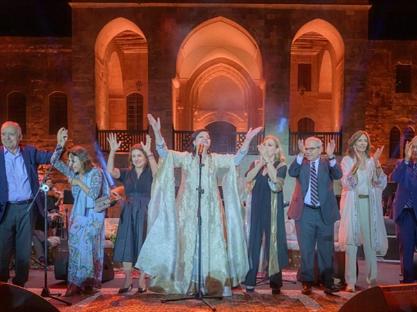 افتتاح مهرجانات بيت الدين بتوقيع جاهدة وهبه : ديوانية حب تشعل مشهدا وطنيا استثنائيا