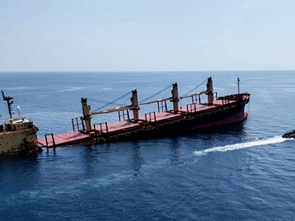 الناطق الحوثي: إغراق سفينة في البحر الأحمر