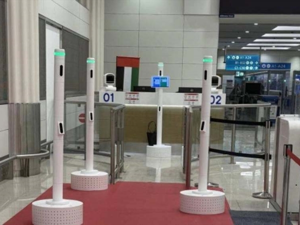 مطار دبي يستقبل المسافرين ويودِّعهم بالذكاء الاصطناعي