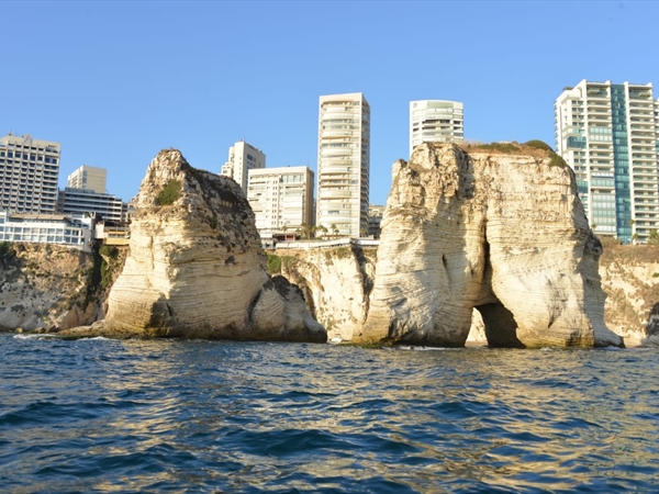 «صخرة الروشة» تستعيد أنفاسها برحلات بحرية تشاهد خلالها غروب الشمس الساحر