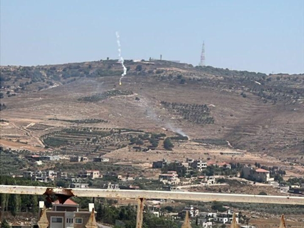الجيش الإسرائيلي يقصف «هرمون» بقذائف ضوئية ومسيَّراته لم تفارق أجواء الجنوب أمس