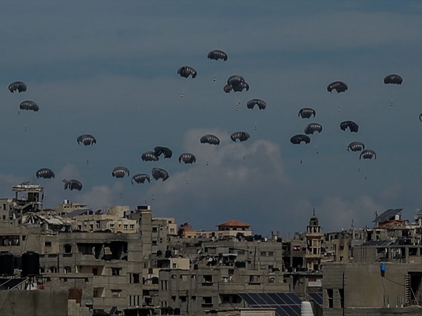 المرصد الأورومتوسطي لحقوق الإنسان: إنزال المساعدات عبر الجو إذلال للفلسطينيين وامتهان لكرامتهم