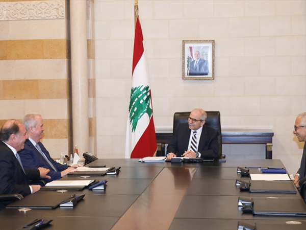 سلام عرض وأبانيارا جهود «اليونيفيل» وترأس اجتماعاً مالياً