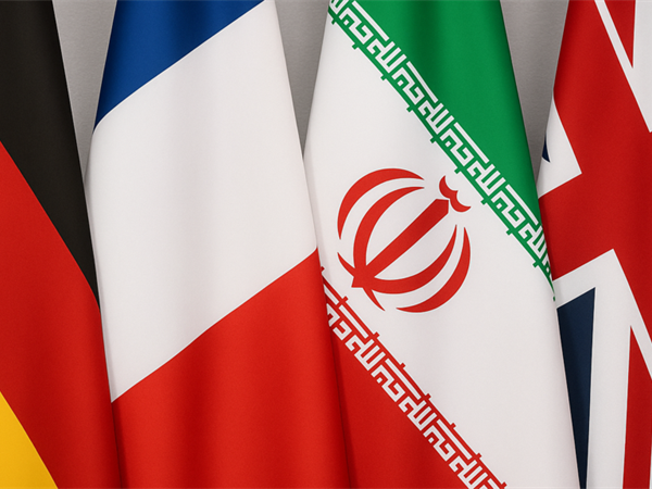 أول اجتماع بين وفد إيراني والترويكا الأوروبية حول النووي