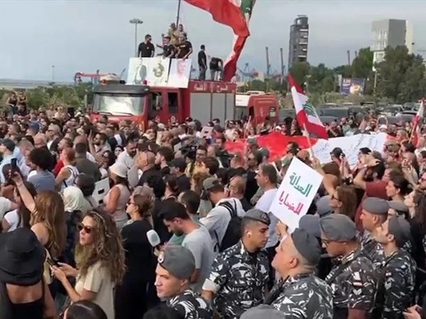 بحضور عدد كبير من الوزراء.. أهالي ضحايا انفجار المرفأ أحيوا الذكرى تجديد الثقة بتحقيقات القاضي بيطار وحثه على راع بالقرار الظني