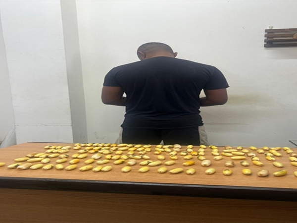 ابتلع كبسولات الكوكايين لتهريبها عبر المطار!