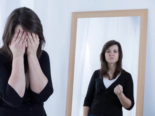 هل يتحول النقد الذاتي إلى مرض نفسي؟