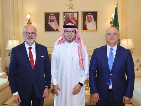 السفير السعودي في لبنان يستقبل رئيس حزب الخضر في لبنان