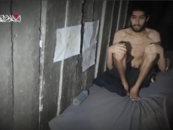 بالفيديو.. القسام تنشر مشاهد للأسير الإسرائيلي: قررت حكومة الاحتلال تجويعهم