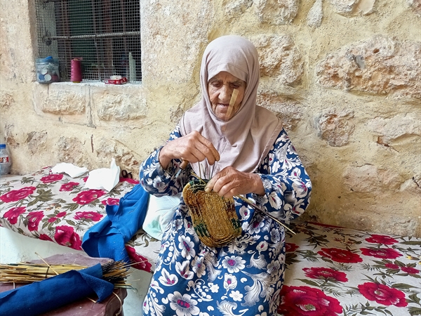 الحاجة بدرية : أربعة وثمانون ربيعاً تراث يحدث نفسه في صنع صينيات القش