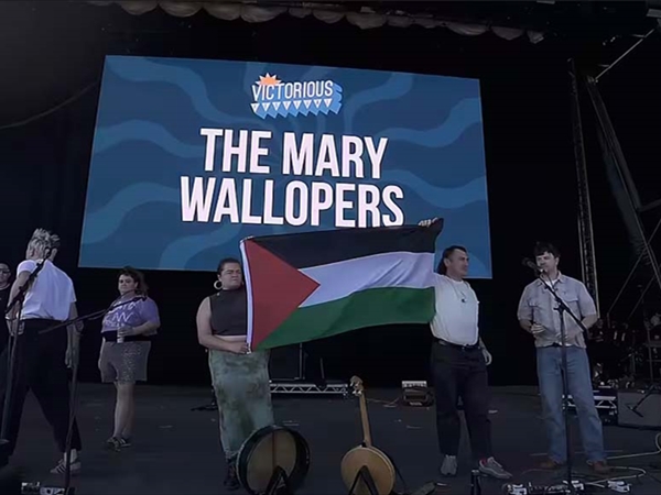 فرق موسيقية تقاطع مهرجاناً في بريطانيا بعد إزالة علم فلسطين