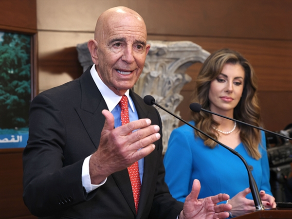 هل أهان توم باراك الصحافيين؟