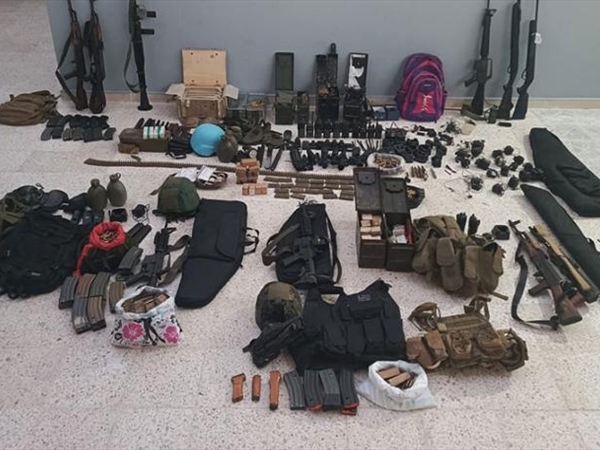 مداهمات للجيش... أسلحة حربيّة وذخائر وعملة مزوّرة