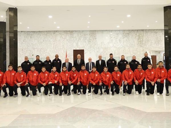 عون يستقبل المنتخب الأولمبي تقديراً لانجازه