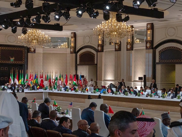 قمة الدوحة بمشاركة 52 زعيماً: الوقوف بوجه مخططات إسرائيل ضد أمن المنطقة