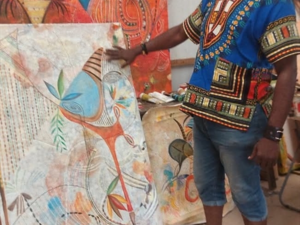 لوحات تشكيلية تحتفي بالتجريب في أعمال الفنان آنج ميني