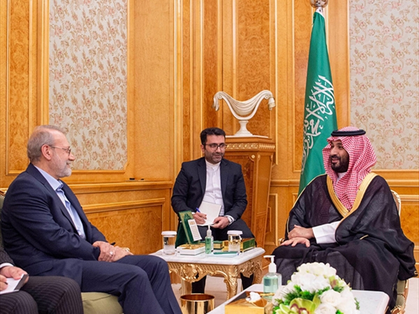 ولي العهد السعودي يبحث مع لاريجاني العلاقات والمستجدات الاقليمية