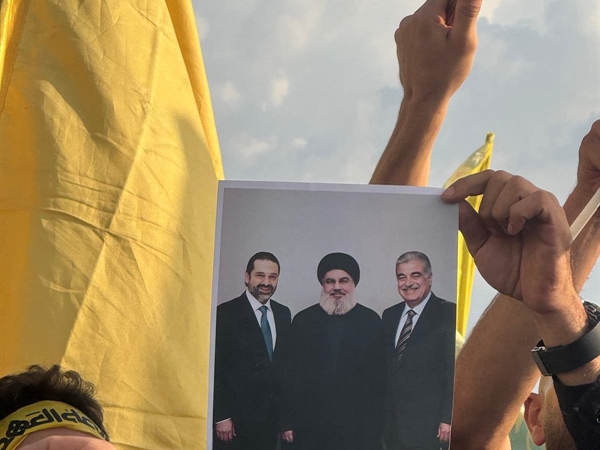 بالصورة - نصرالله بين "الحريريين"