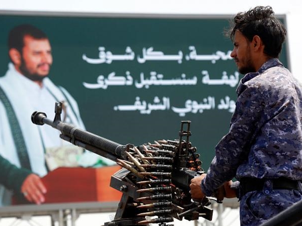 الحوثيون يهاجمون إسرائيل وسفينة بالبحر الأحمر