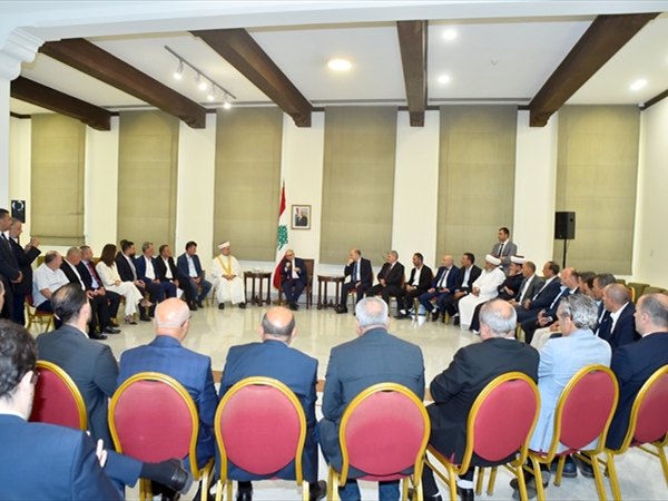 سلام التقى في السراي وفوداً تدعم مواقفه: لتطبيق «الطائف» في ما يخصّ حصر السلاح