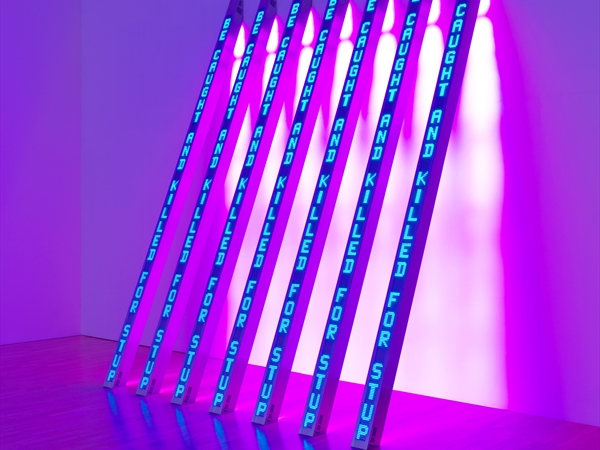 حين تصبح الكلمة مرآة بصرية للوعي الجمعي فنياً