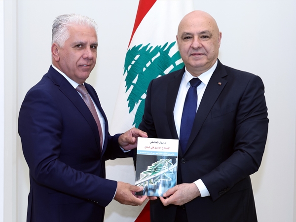 الحامض قدّم كتابه «الإصلاح الإداري في لبنان - اللامركزية الإدارية جسر عُبور نحو التنمية المستدامة» للرئيس عون