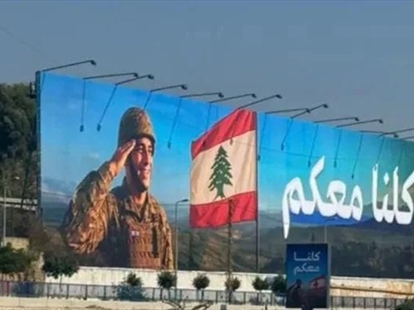 لافتات داعمة للجيش في طريق المطار... "كلنا معكم"
