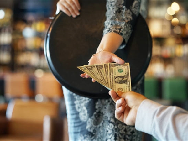 ظاهرة انتشار «البخشيش» عادة باتت تأخذ منحى سلبياً كاد يفرغ السلوك الإيجابي من معناه