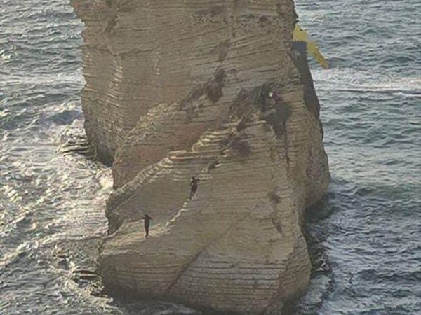 بالصورة - علم "حزب الله" على صخرة الروشة!