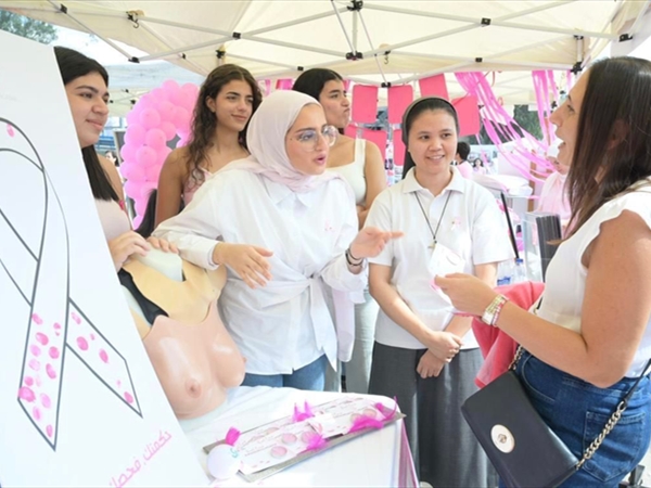 طلاب الصحة في الحكمة شاركوا في احتفال   "PINKY PROMISE" للتوعية على سرطان الثدي