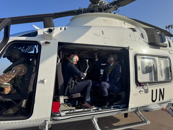 الوزير في طوّافة "اليونيفيل"