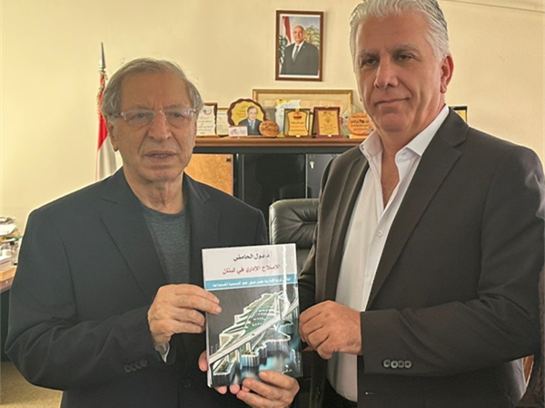 محفوظ تسلم من بول حامض كتابه "الاصلاح الاداري"