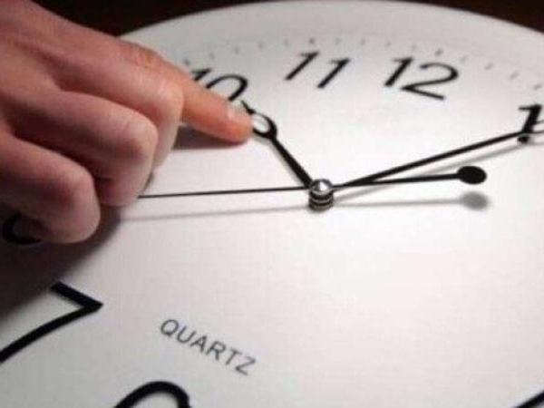 لا تنسوا تأخير الساعة غدًا ساعة واحدة