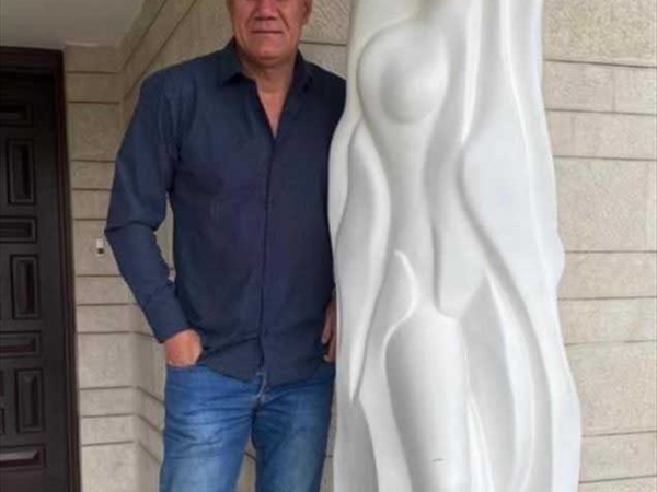 النحات ثامر الناصري تشكيل الأنوثة في صيغة نحتية