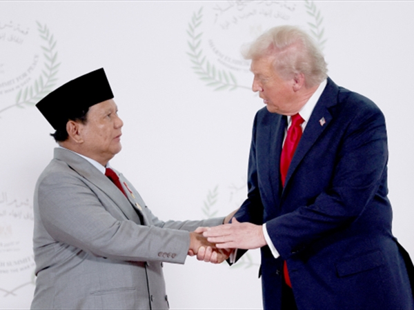 موقف محرج بسبب مكبِّر الصوت.. رئيس إندونيسيا يطلب من ترامب طلباً خاصاً