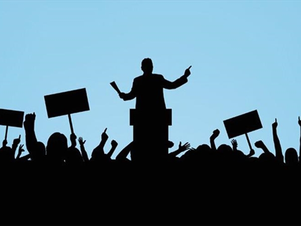 حين تُصفِّق الجماهير للكذبة والدجالين