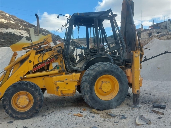 الحفارة (بوكلين) المستهدفة بثلاثة صواريخ في بلدة دير كيفا